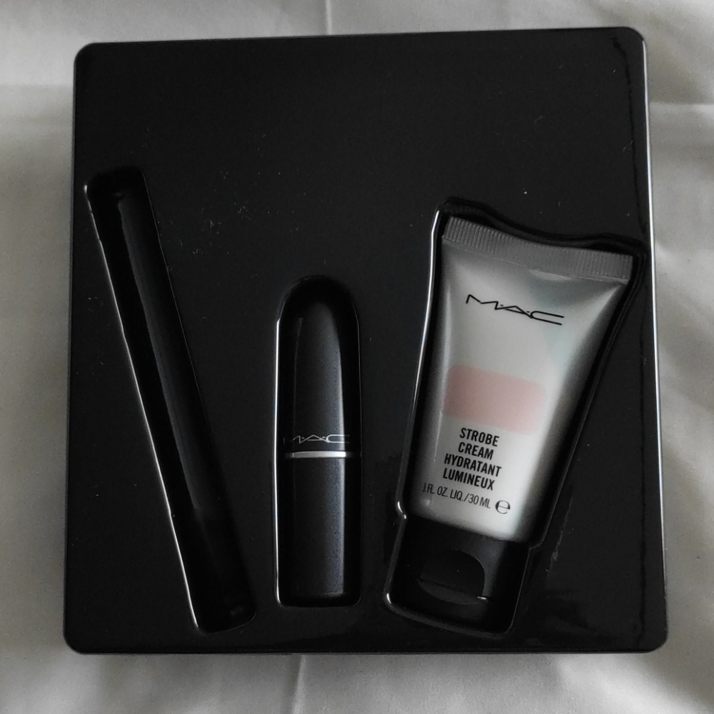 Mac Comestics Set - Picture 3 of 3
